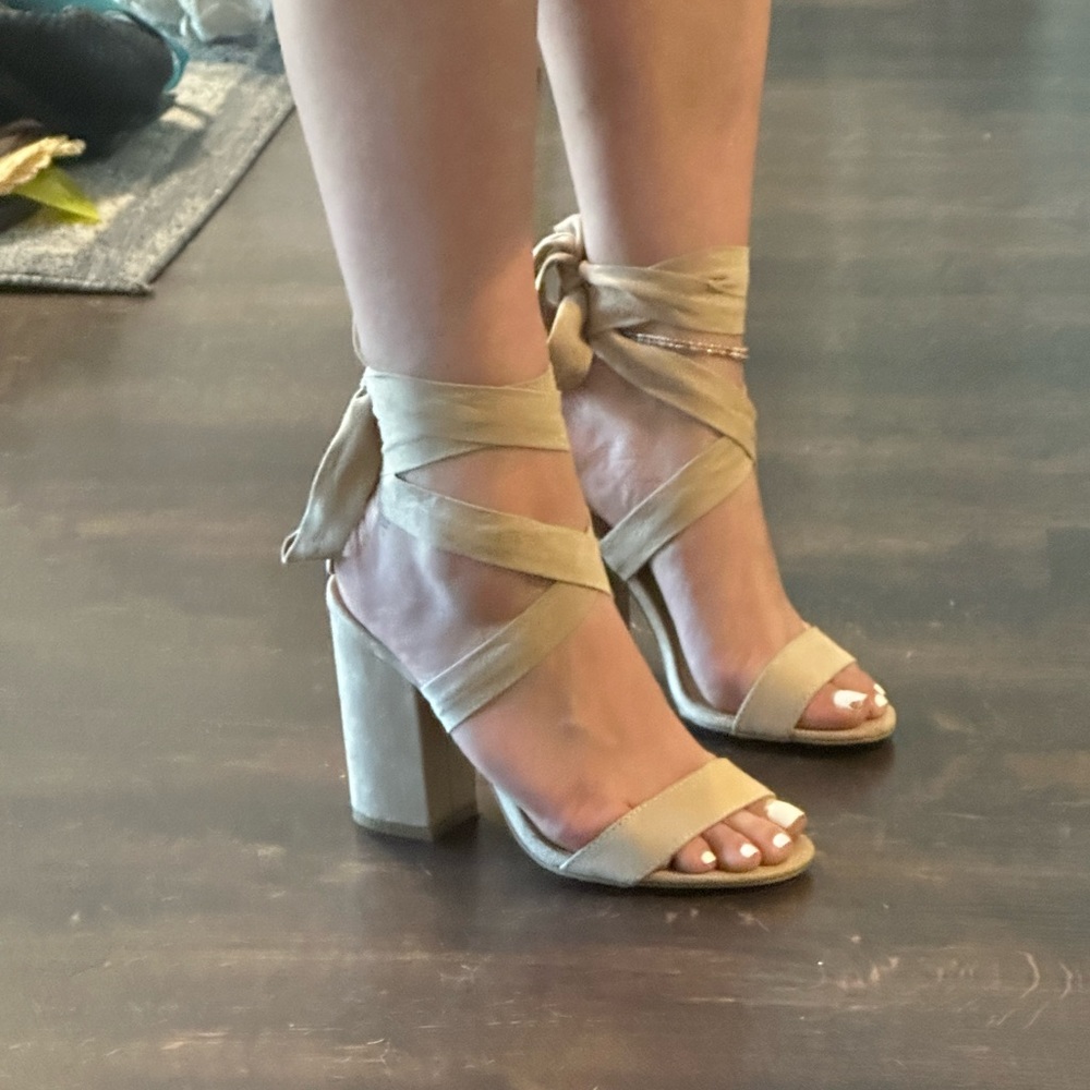 Lulus nude suede heels